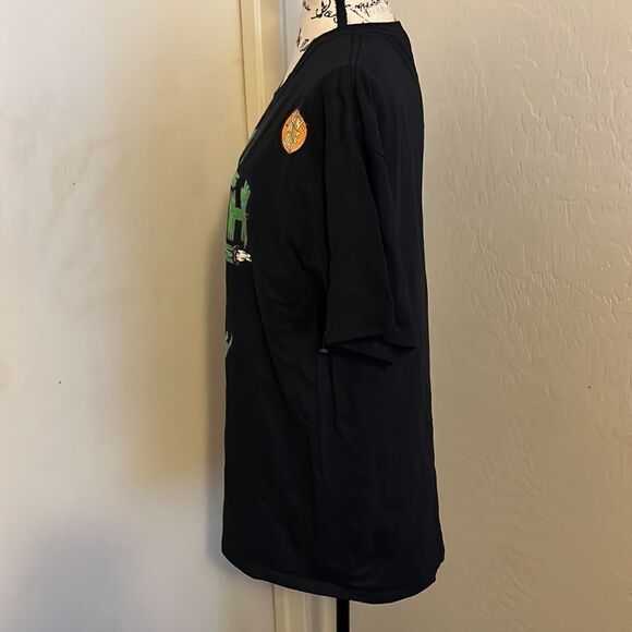 Happy Halloween Glow In The Dark I’m With Creepy Black Graphic Shirt - Picture 2 of 9